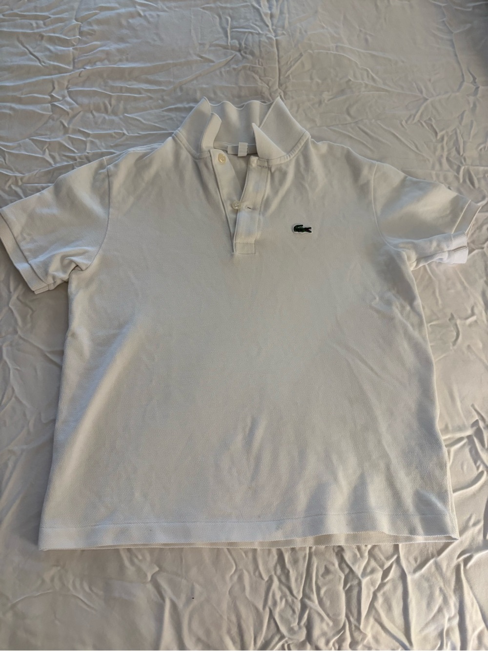 Lacoste White Piqué Short-Sleeve Polo with Green Crocodile